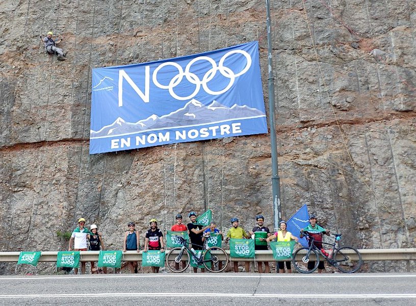 MWCat se suma a la Pedala Pirineu desplegant una pancarta en contra dels JJOO 